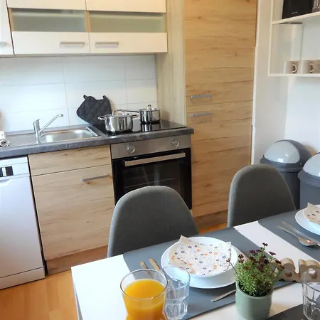 Helles Mit Balkon Fuer 5 Personen דירה