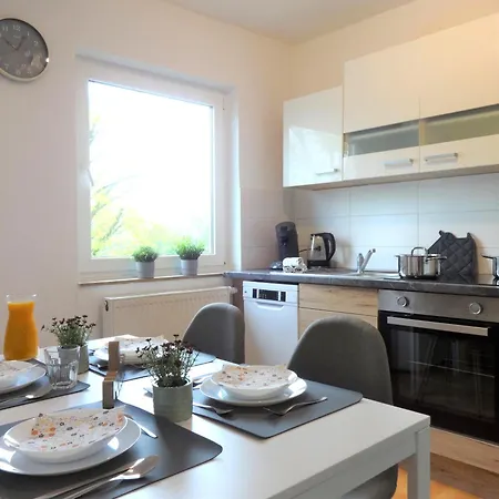 Helles Mit Balkon Fuer 5 Personen דירה שוורטה